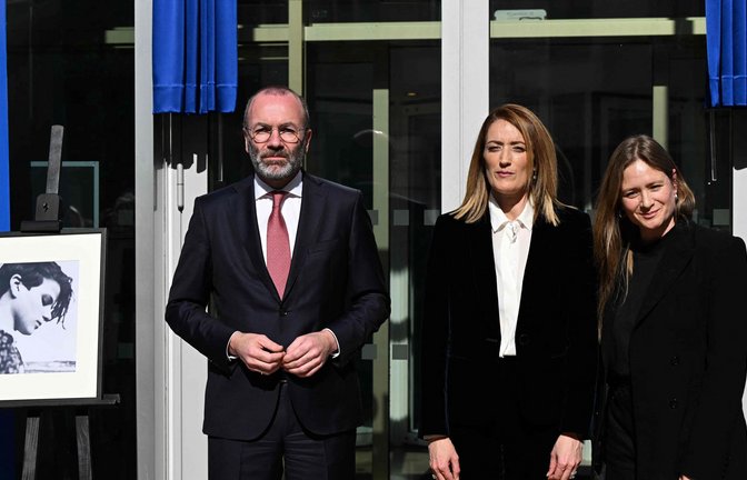 EVP-Vorsitzender Manfred Weber, Parlamentspräsidentin Roberta Metsola und Schauspielerin Julia Jentsch (von links) bei der Zeremonie zu Ehren Sophie Scholls in Brüssel<span class='image-autor'>Foto: AFP/JOHN THYS</span>