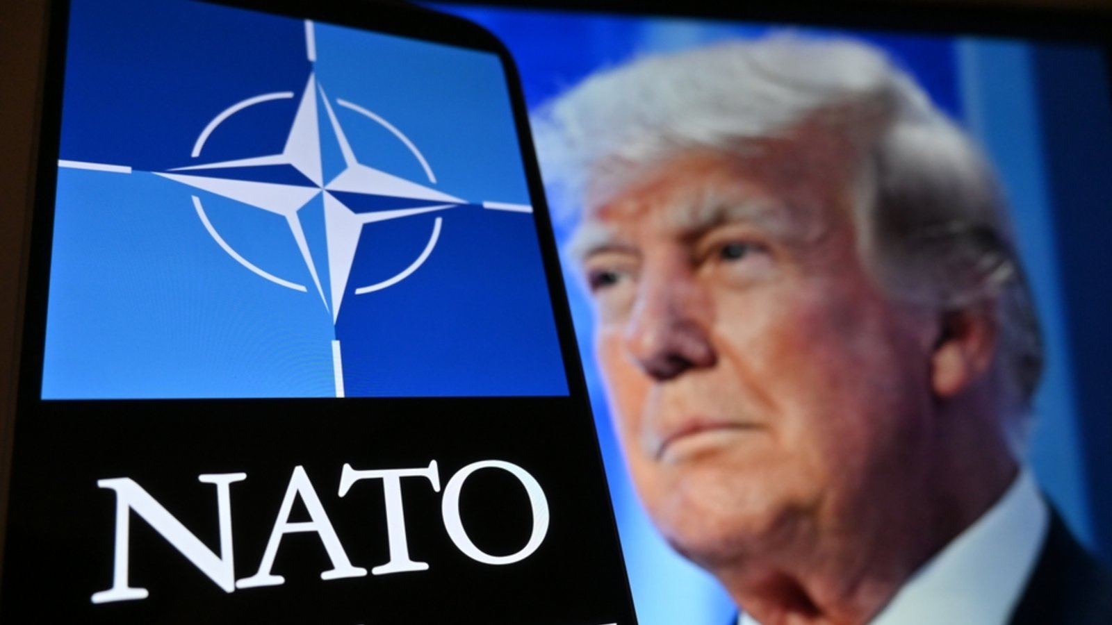 Trump droht mit Nato-Austritt der USA. Erfahren Sie, welche rechtlichen und politischen Hürden vor einem möglichen Austritt stehen und welche Folgen die für das Bündnis und Europa hat.Foto: miss.cabul / Shutterstock.com