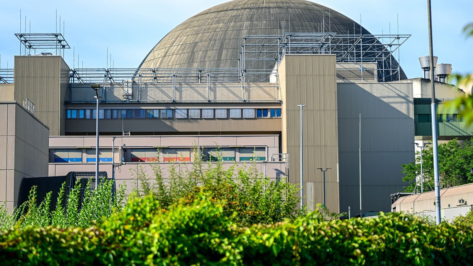 Das Kraftwerk Emsland ist eins der letzten deutschen Atomkraftwerke und wird derzeit zurückgebaut. (Archivbild)Foto: Sina Schuldt/dpa
