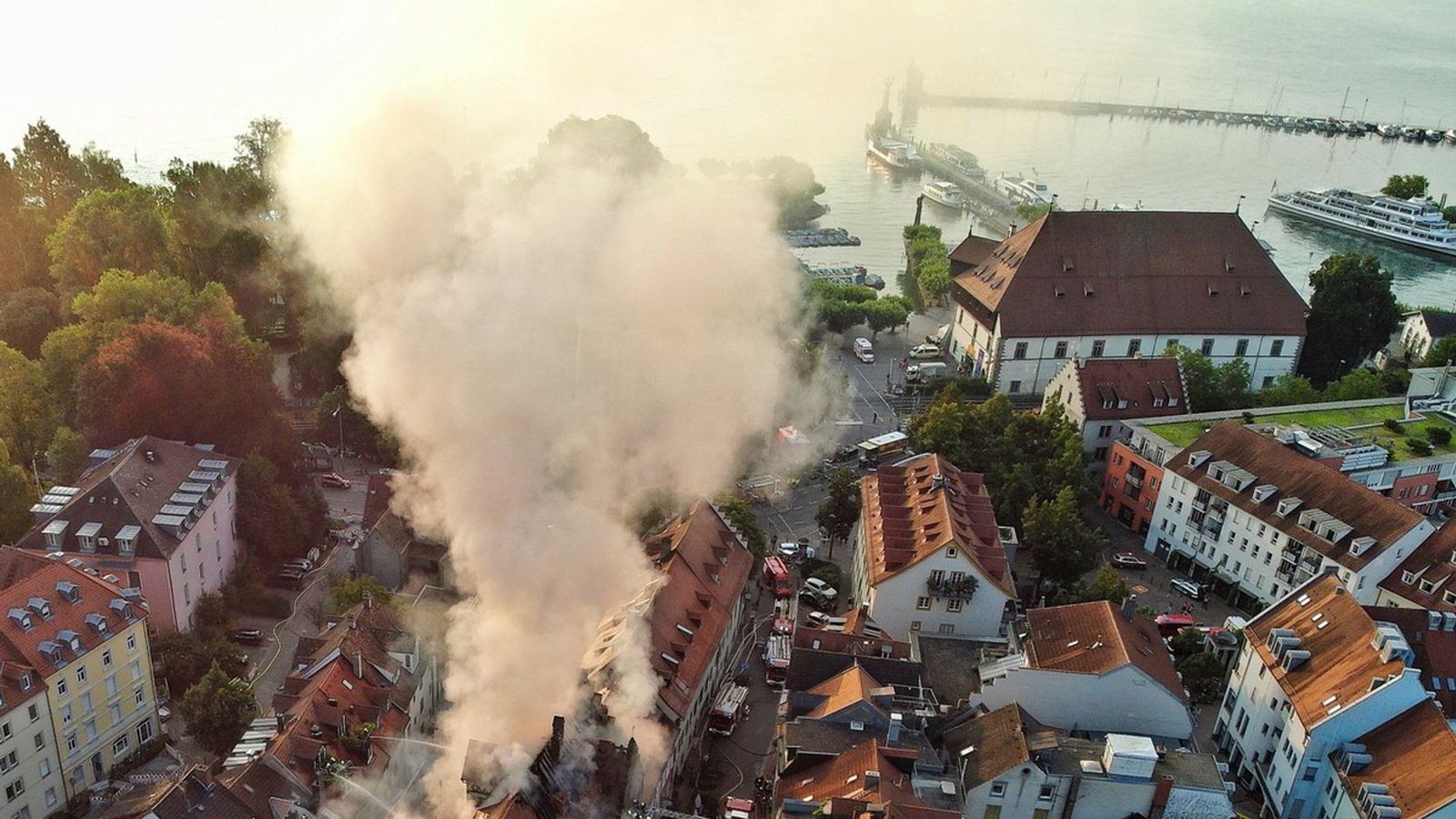 Auch bei Tagesanbruch steht der Rauch über dem Gebäude.Foto: Landratsamt Konstanz/Drohneneinheit Auch bei Tagesanbruch steht der Rauch über dem Gebäude.Foto: Landratsamt Konstanz/Drohneneinheit