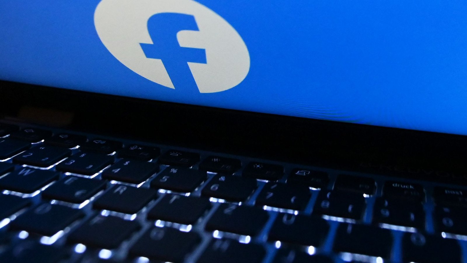 Mit der Freunde-finden-Funktion können registrierte Facebook-Nutzer die auf ihren Endgeräten verfügbaren Kontaktdaten auf einen Server hochladen.Foto: Anna Ross/dpa