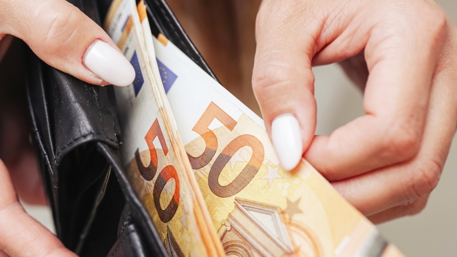 Erfahren Sie, wie viel Bürgergeld es ab Januar 2026 gibt. Alle Regelsätze im Überblick. Der Ausblick für Bürgergeld-Empfänger.Foto: Pawel Michalowski / Shutterstock.com