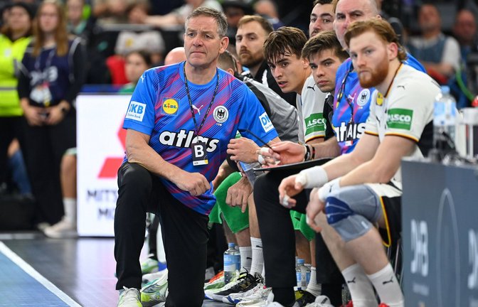 Bundestrainer Alfred Gislason benötigt beim kräfteraubenden EM-Turnier auch eine starke Bank.<span class='image-autor'>Foto: IMAGO/Sven Simon</span>