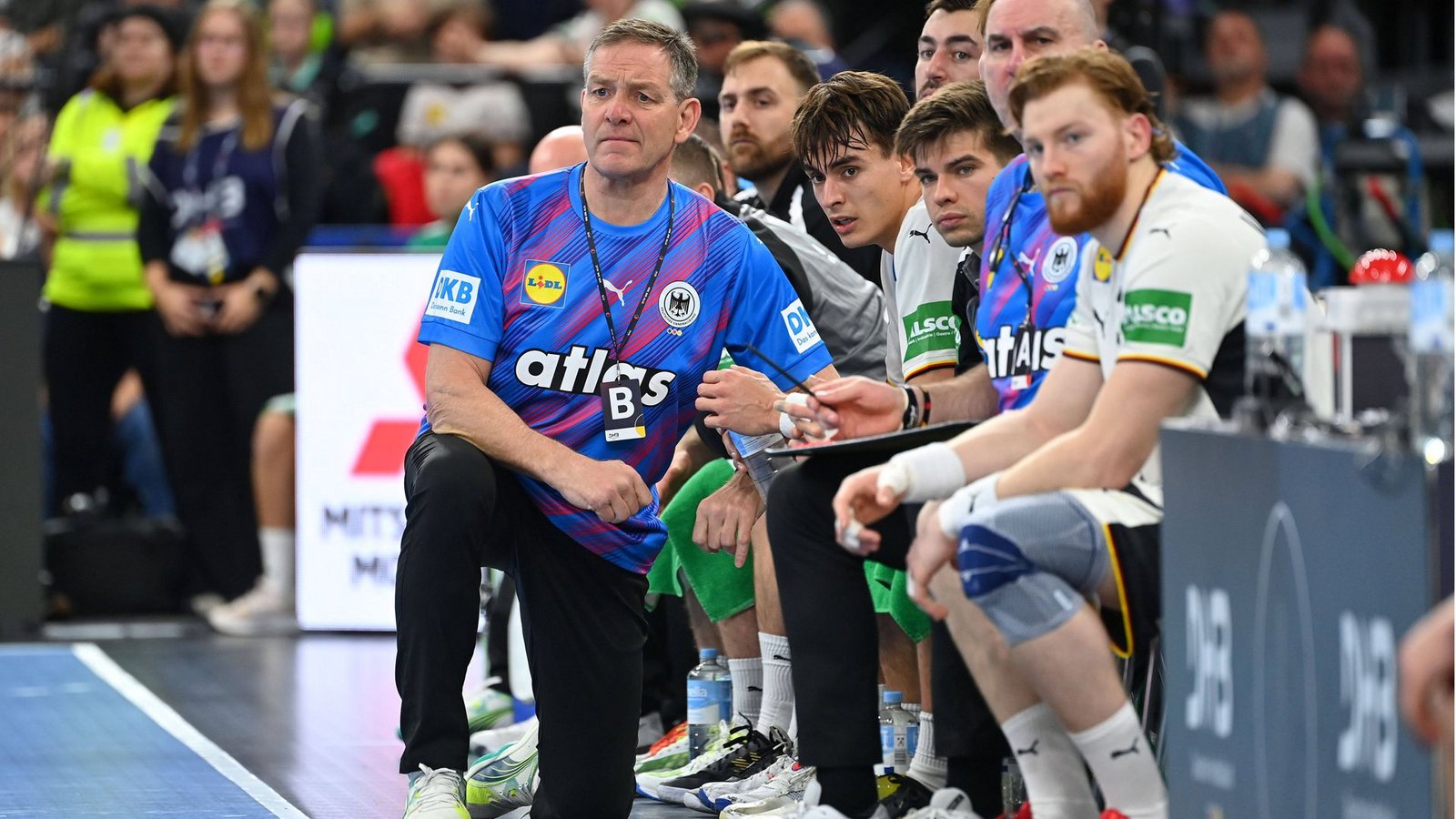 Bundestrainer Alfred Gislason benötigt beim kräfteraubenden EM-Turnier auch eine starke Bank.Foto: IMAGO/Sven Simon Bundestrainer Alfred Gislason benötigt beim kräfteraubenden EM-Turnier auch eine starke Bank.Foto: IMAGO/Sven Simon