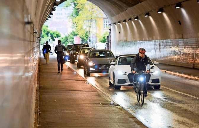 Von Stuttgart-Süd nach Stuttgart-West geht es bergauf, es bilden sich Schlangen hinter Radfahrern.<span class='image-autor'>Foto: &nbsp;</span>
