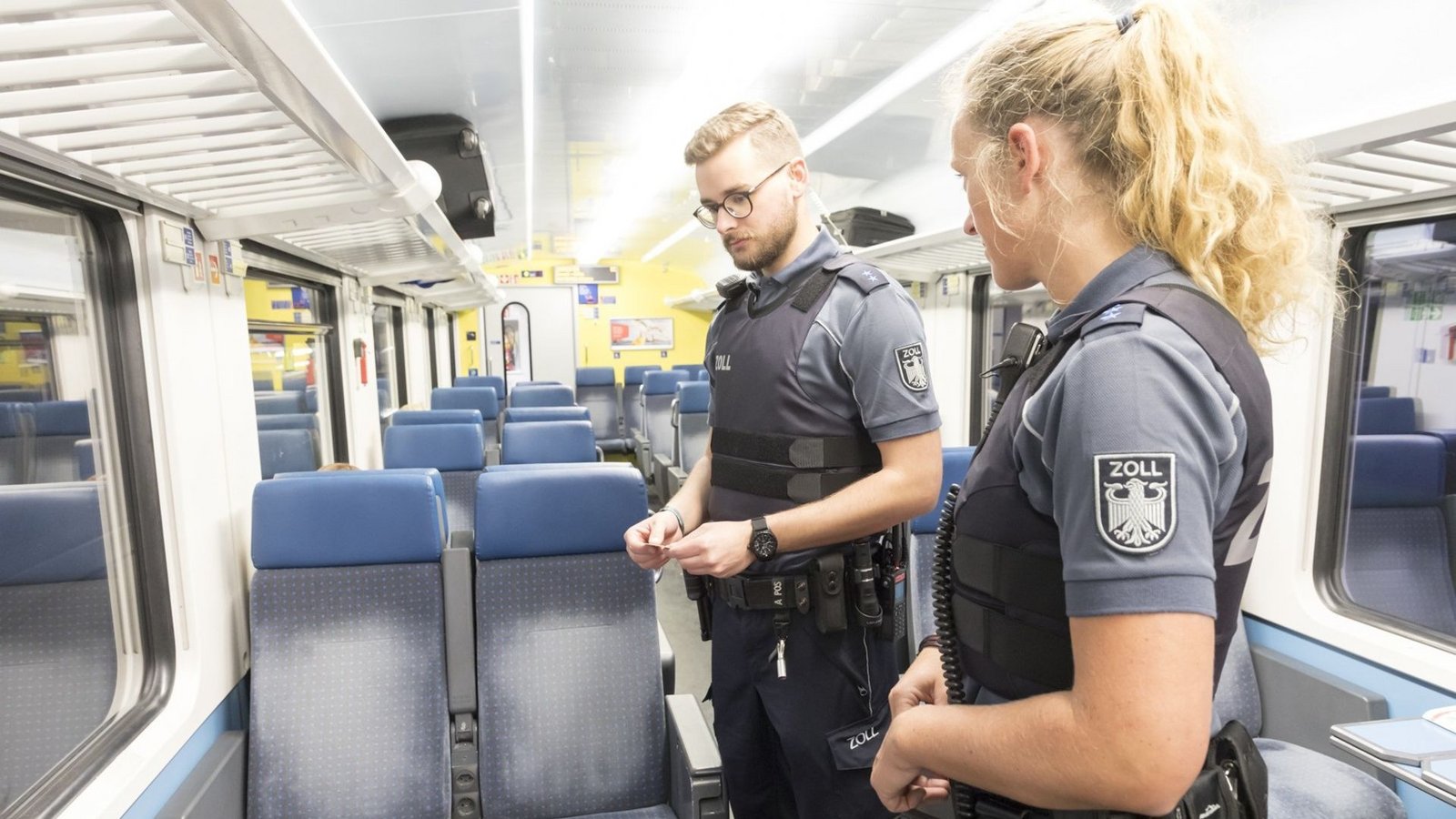 Zollbeamte bei einer Kontrolle in einem Zug.Foto: Hauptzollamt Lörrach Zollbeamte bei einer Kontrolle in einem Zug.Foto: Hauptzollamt Lörrach