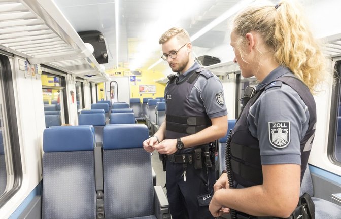 Zollbeamte bei einer Kontrolle in einem Zug.<span class='image-autor'>Foto: Hauptzollamt Lörrach</span>