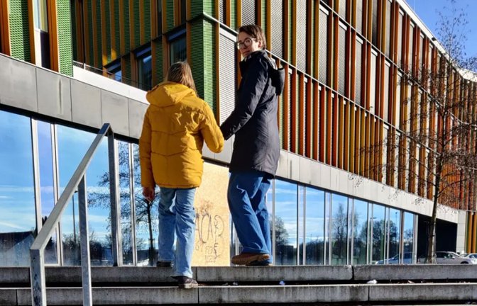 Auch die Dollinger Realschule in Biberach/Riß war indirekt vom Amokalarm betroffen. Dort harrten Schülerinnen und Schüler wie die Tochter unserer Autorin geschützt in abgeschlossenen Klassenzimmern aus.<span class='image-autor'>Foto: privat</span>