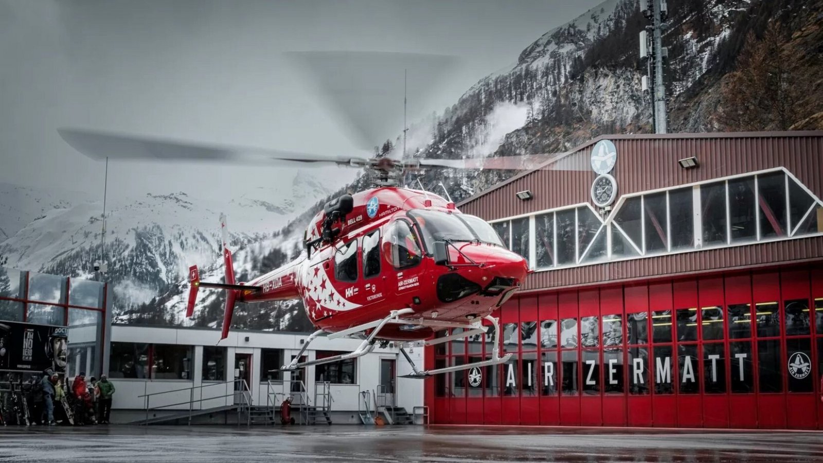 Ein Hubschrauber der Schweizer Luftrettung hebt am Flugplatz in Zermatt ab.Foto: Rega