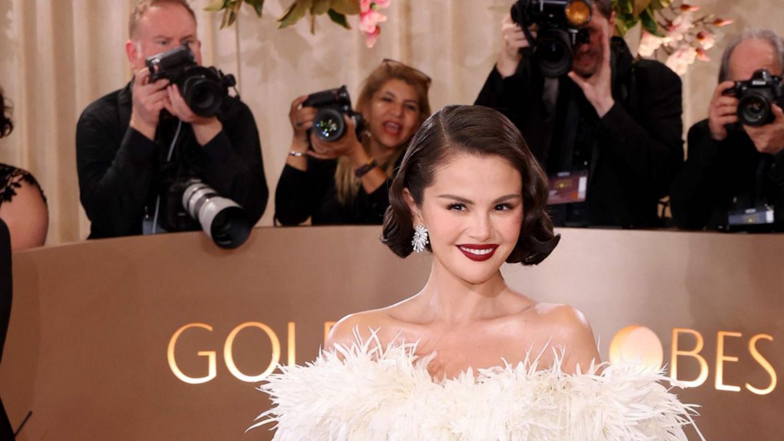 Selena Gomez sah indes in ihrer Chanel-Federboa-Robe so aus, als habe sie sich aus den 1940er-Jahren in die Jetztzeit gebeamt.Foto: Getty Images via AFP