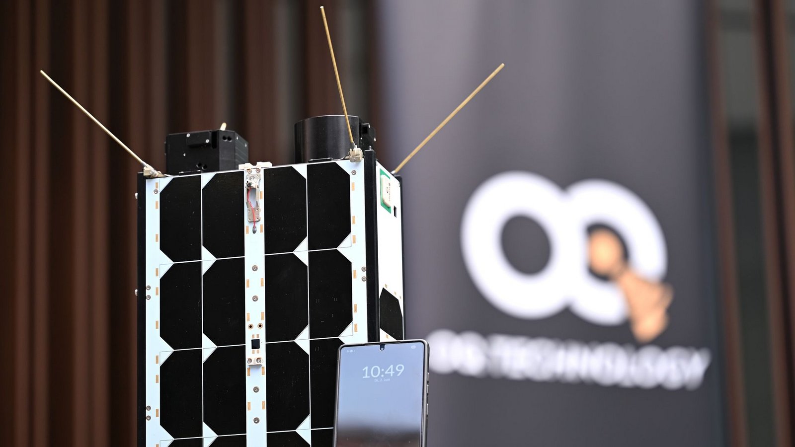 Das Modell eines Satelliten, der in echt gleich groß ist - also ziemlich klein, grob gesagt so groß wie ein Schuhkarton.Foto: Wolf von Dewitz/dpa Das Modell eines Satelliten, der in echt gleich groß ist - also ziemlich klein, grob gesagt so groß wie ein Schuhkarton.Foto: Wolf von Dewitz/dpa