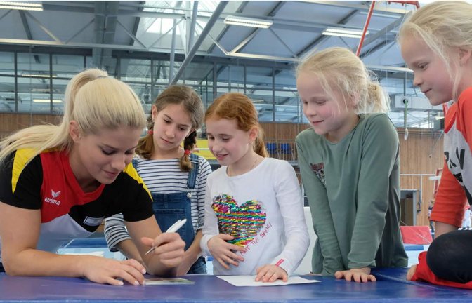 Die erfolgreichste deutsche Kunstturnerin, Elisabeth Seitz (li.), mit jungen Sportlerinnen<span class='image-autor'>Foto: Lichtgut/Achim Zweygarth</span>