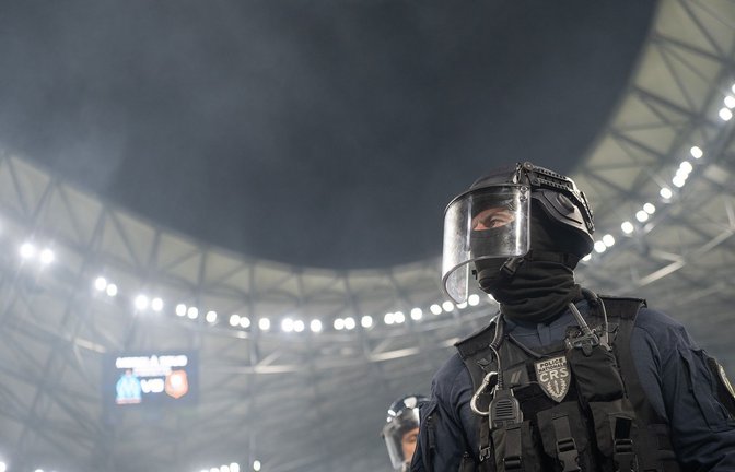 Ein Polizist der französischen Republikanischen Sicherheitskompanien (Compagnies Républicaines de Sécurité) steht im Stadion in Marseille. Bei dem Spiel kam es zu Pyro-Auseinandersetzungen.<span class='image-autor'>Foto: Sebastian Gollnow/dpa</span>