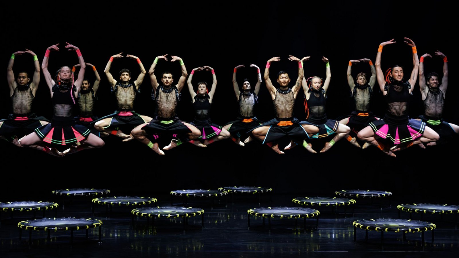 Adonis Foniadakis lässt „Bolero“ zum Finale der „Fireworks“ auf dem Trampolin abheben.Foto: Jeanette Bak