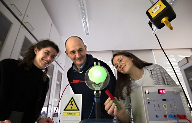 Referendare probieren am Seminar Stuttgart einen Versuch zur Elektronenbeugung aus.<span class='image-autor'>Foto: Lichtgut/Leif Piechowski/Leif Piechowski</span>
