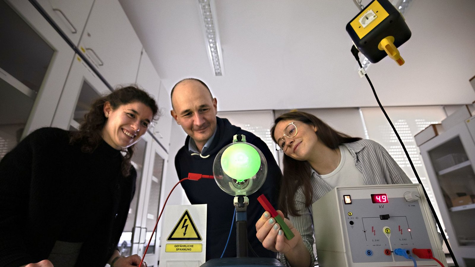 Referendare probieren am Seminar Stuttgart einen Versuch zur Elektronenbeugung aus.Foto: Lichtgut/Leif Piechowski/Leif Piechowski