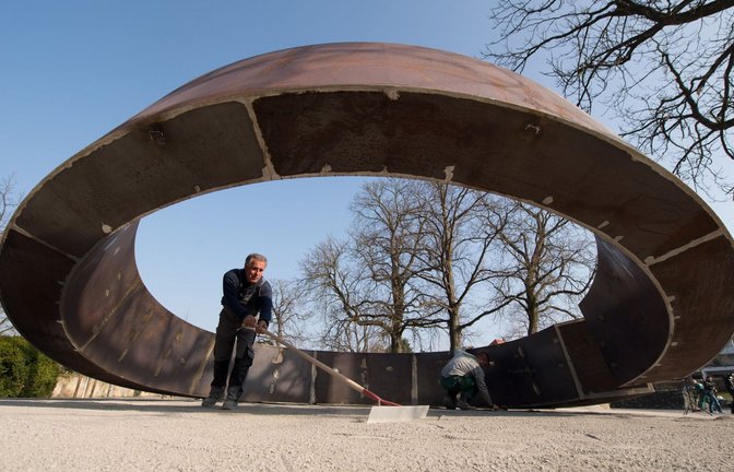 Ein acht Tonnen schwerer „Gebrochener Ring“ des Künstlers Martin Schöneich erinnert in Sichtweite der Schule an die Bluttat.<span class='image-autor'>Foto: dpa/Sebastian Kahnert</span>