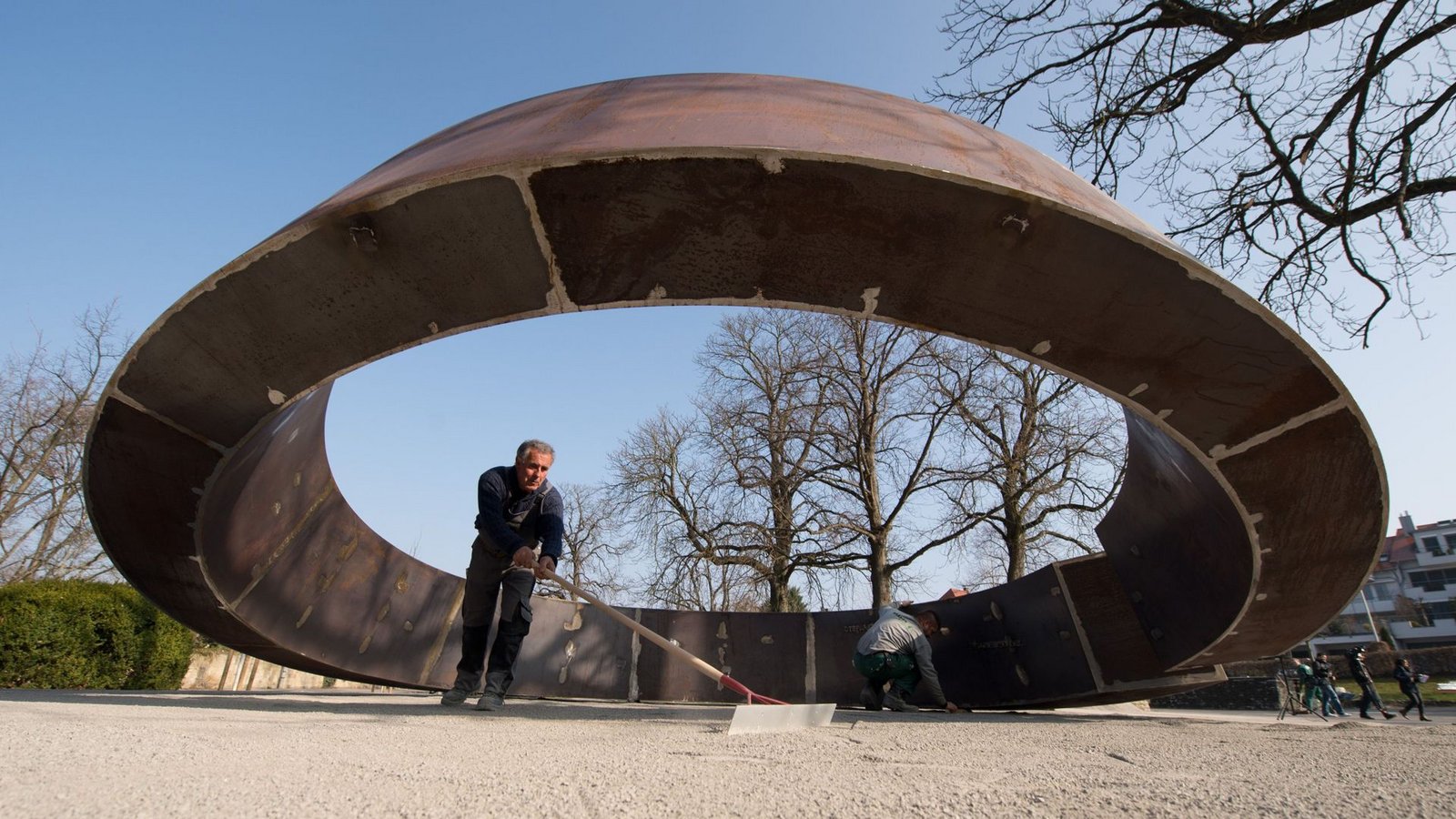 Ein acht Tonnen schwerer „Gebrochener Ring“ des Künstlers Martin Schöneich erinnert in Sichtweite der Schule an die Bluttat.Foto: dpa/Sebastian Kahnert
