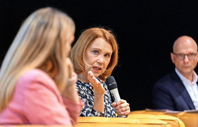 Klare Worte bei „Über Kunst“ in der Staatsgalerie Stuttgart: Petra Olschowski (Mitte), Ministerin für Wissenschaft, Forschung und Kunst in Baden-Württemberg<span class='image-autor'>Foto: Lichtgut/Julian Rettig</span>