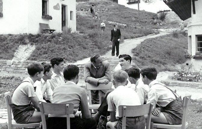 1953: Kinderdorf-Gründer Hermann Gmeiner unterhält sich mit Kindern im ersten SOS-Kinderdorf.<span class='image-autor'>Foto: Handout/SOS-Kinderdörfer/dpa</span>