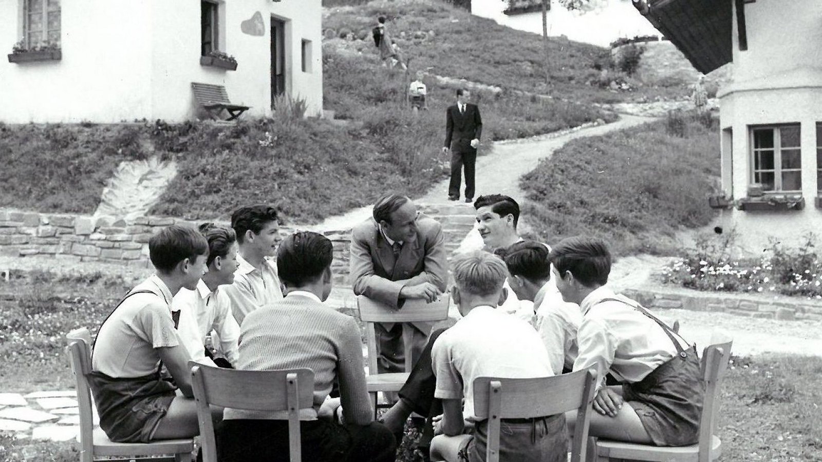 1953: Kinderdorf-Gründer Hermann Gmeiner unterhält sich mit Kindern im ersten SOS-Kinderdorf.Foto: Handout/SOS-Kinderdörfer/dpa
