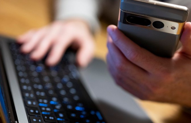Die Menschen in Deutschland blicken mit gemischten Gefühlen auf den KI-Einsatz bei Finanzdienstleistungen. (Symbolbild).<span class='image-autor'>Foto: Monika Skolimowska/dpa</span>