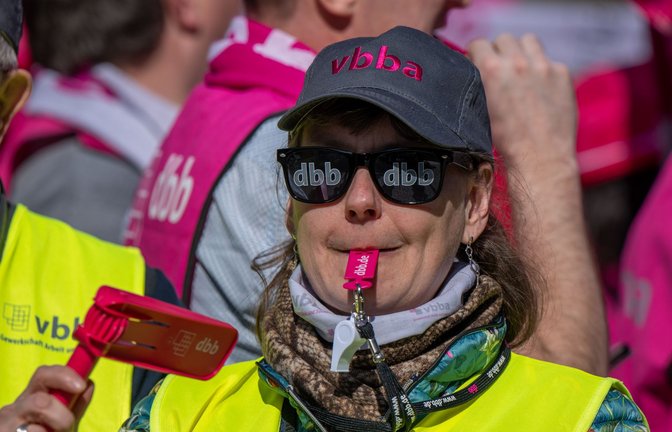 Abgepfiffen: die Tarifrunde im öffentlichen Dienst der Länder ist nach dem Durchbruch am Samstag beendet.<span class='image-autor'>Foto: dpa/Monika Skolimowska</span>