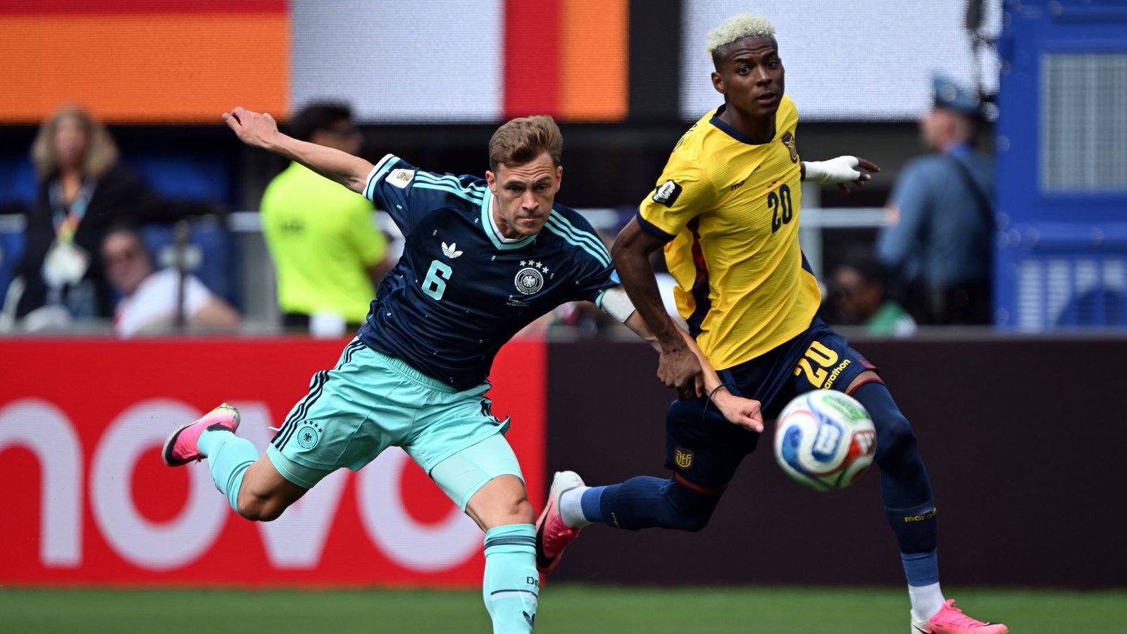 Joshua Kimmich gegen Ecuador in Aktion, die Leichtigkeit fehlt ihm noch bei der WM.Foto: Federico Gambarini/dpa