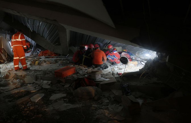 Das Schuldgebäude war erst teilweise fertiggestellt.<span class='image-autor'>Foto: Trisnadi/AP/dpa</span>