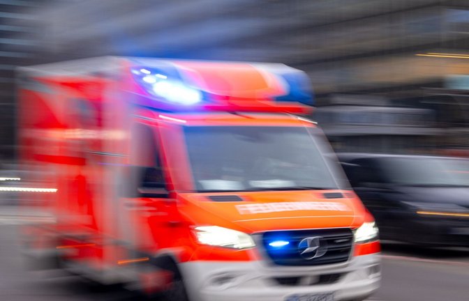Der Rettungsdienst reanimierte den Pedelec-Fahrer in Metzingen. (Symbolfoto)<span class='image-autor'>Foto: dpa/Monika Skolimowska</span>