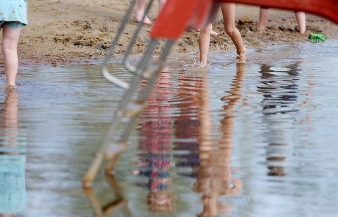 Eine umstrittene Regel im Heidebad in Halle an der Saale sorgt bundesweit für Kritik. (Archivbild)<span class='image-autor'>Foto: Sebastian Willnow/dpa/Sebastian Willnow</span>