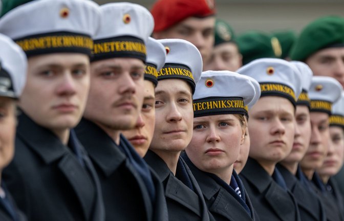 Auch künftig nur was für Freiwillige: die Bundeswehr, hier Soldaten während eines öffentlichen Gelöbnisses.<span class='image-autor'>Foto: dpa/Stefan Sauer</span>
