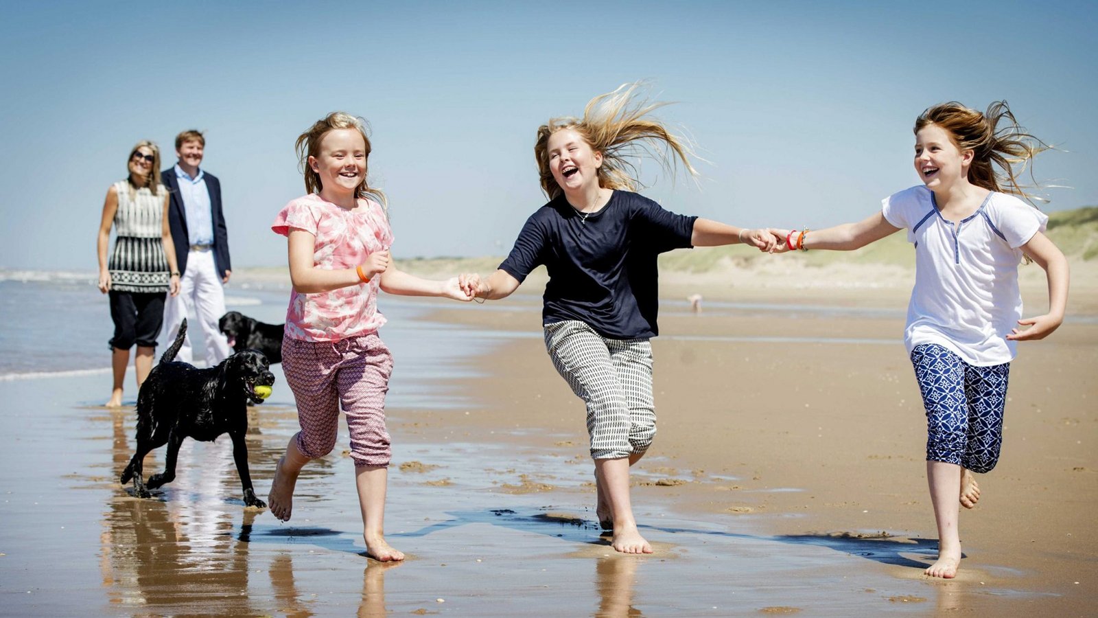2015: Familienfoto am Strand von Wassenaar. Prinzessin Alexia ist rechts im Bild.Foto: picture alliance / dpa | Robin Van Lonkhuijsen