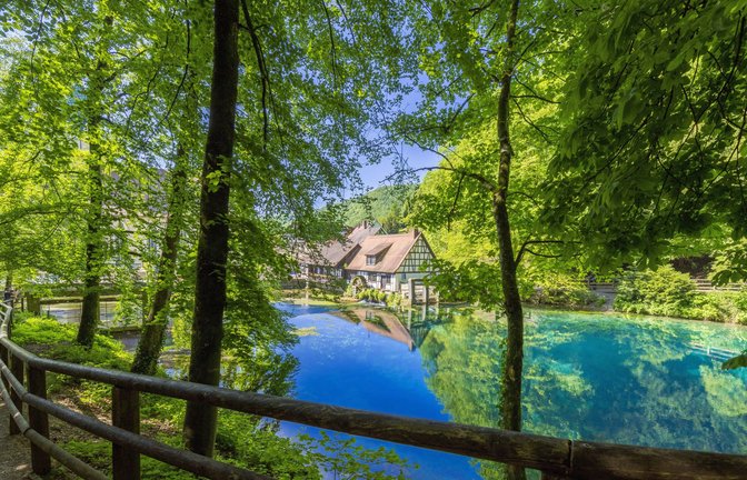 Der Klassiker in den Sommerferien: Ein Ausflug zum Blautopf in Blaubeuren.<span class='image-autor'>Foto: imago</span>