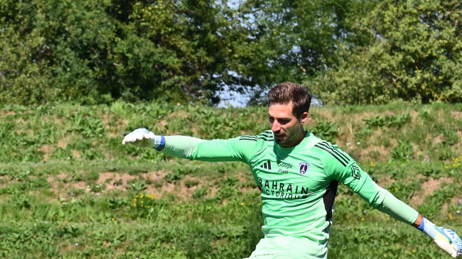 Als Torwart auch stark am Ball: Kevin Trapp bei einem Testspiel zwischen Paris und FürthFoto: imago/Wolfgang Zink