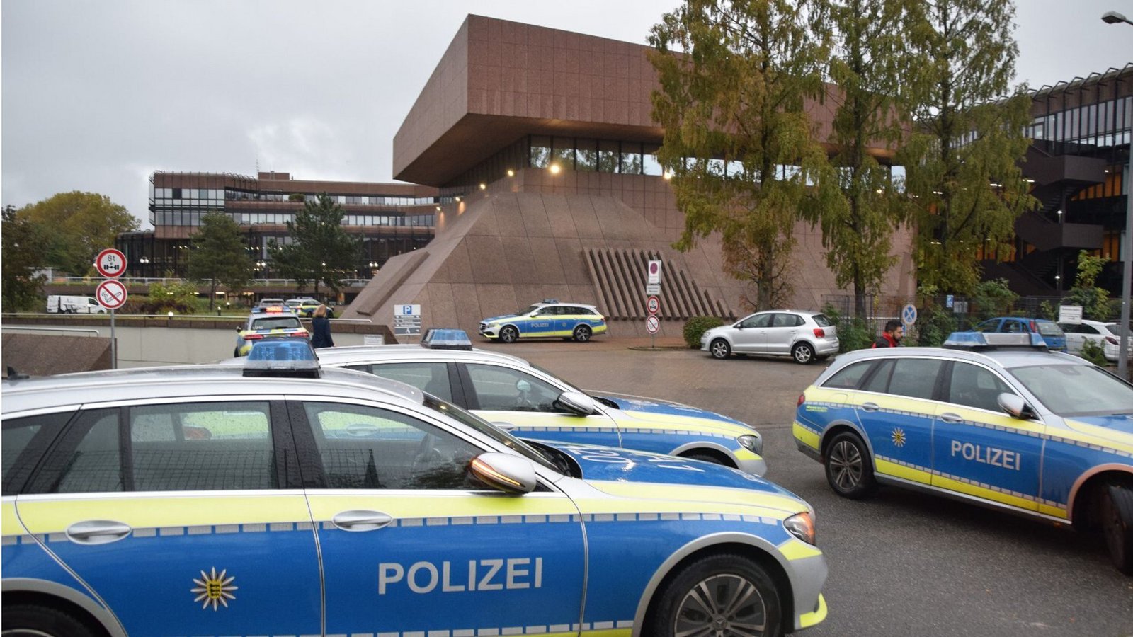 150 Studentinnen und Studenten mussten allein die Hochschule der Agentur für Arbeit in Mannheim verlasen. Auch in der Region Stuttgart gab es Evakuierungen.Foto: dpa/Rene Priebe