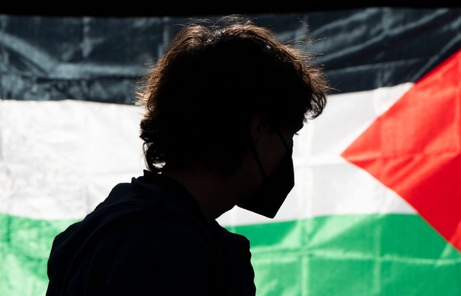 Die Demonstrierenden kritisieren das Vorgehen Israels im Gaza-Krieg und fordern Solidarität mit den Palästinensern.<span class='image-autor'>Foto: Jenny Kane/AP/dpa</span>
