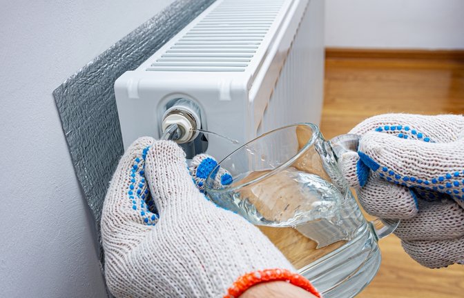 Mit einem Entlüftungsschlüssel lässt sich das Heizungsventil öffnen.<span class='image-autor'>Foto: Yevhen Prozhyrko / shutterstock.com</span>