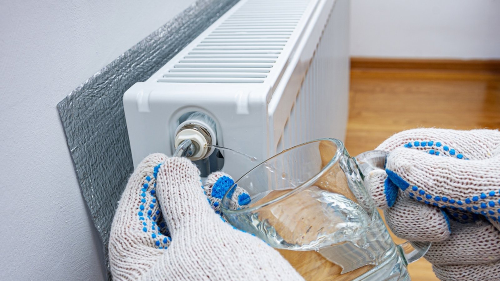 Mit einem Entlüftungsschlüssel lässt sich das Heizungsventil öffnen.Foto: Yevhen Prozhyrko / shutterstock.com Mit einem Entlüftungsschlüssel lässt sich das Heizungsventil öffnen.Foto: Yevhen Prozhyrko / shutterstock.com