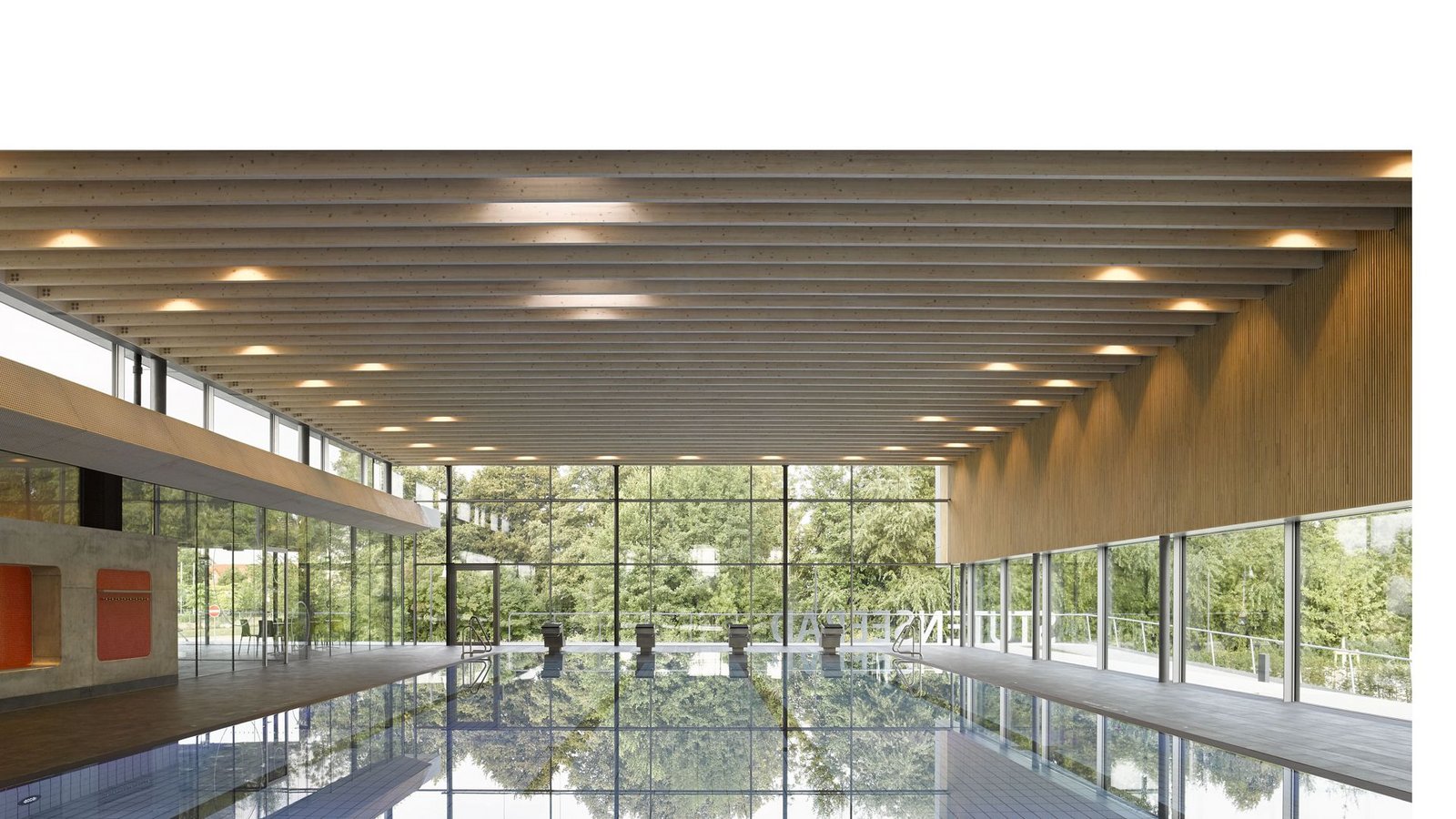 Die Architekten aus Stuttgart haben sich auf Bäderbau spezialisiert. Dies ist das Stutenseebad in Stutensee  in der Region Karlsruhe (2016–2018). In der Ausstellung zu sehen ist auch . . .Foto: 4a Architekten/David Matthiessen