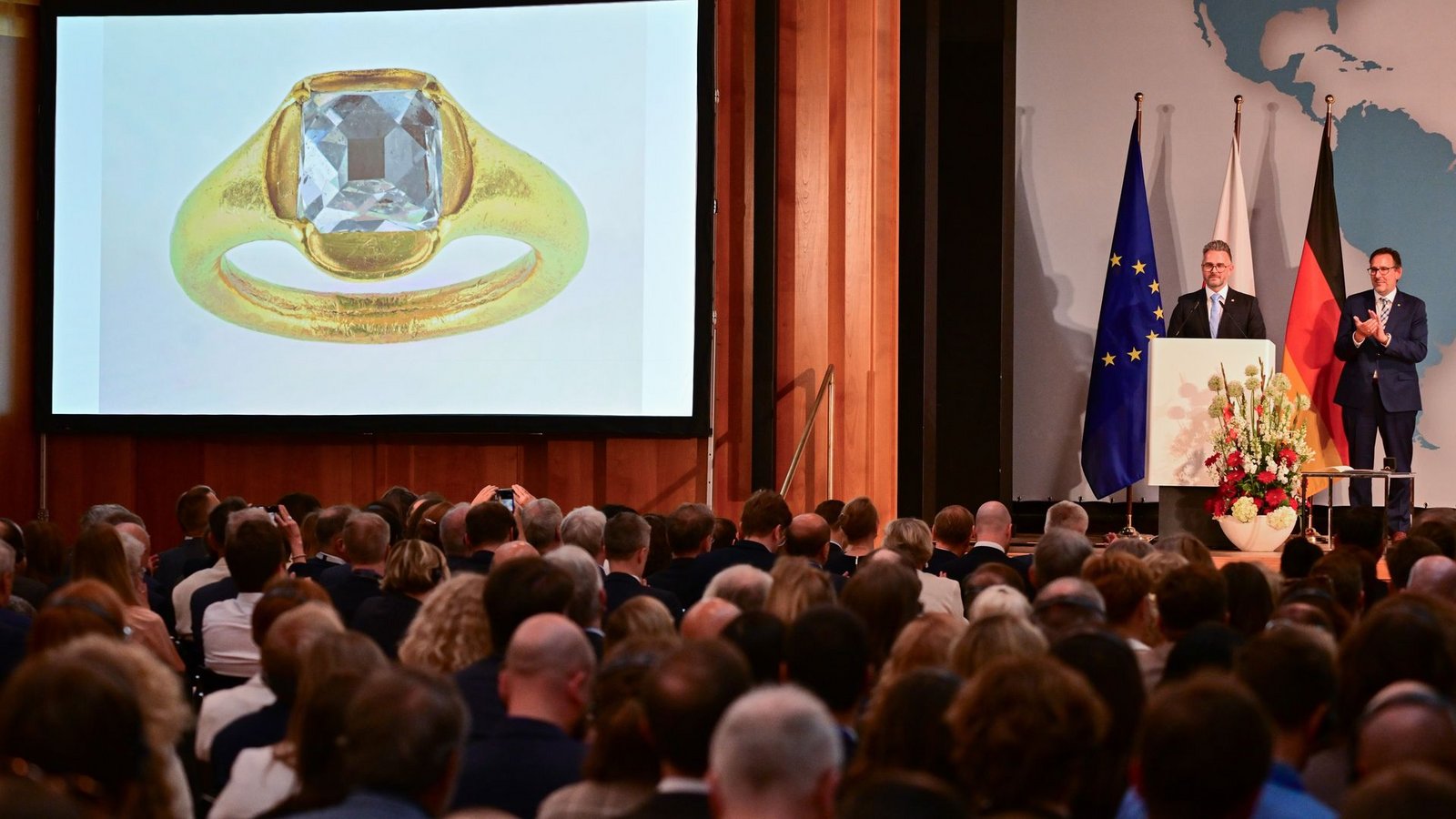 Ein wertvolle Ring, geraubt im Zweiten Weltkrieg, kehrte nach Polen zurück.Foto: Sebastian Christoph Gollnow/dpa Ein wertvolle Ring, geraubt im Zweiten Weltkrieg, kehrte nach Polen zurück.Foto: Sebastian Christoph Gollnow/dpa
