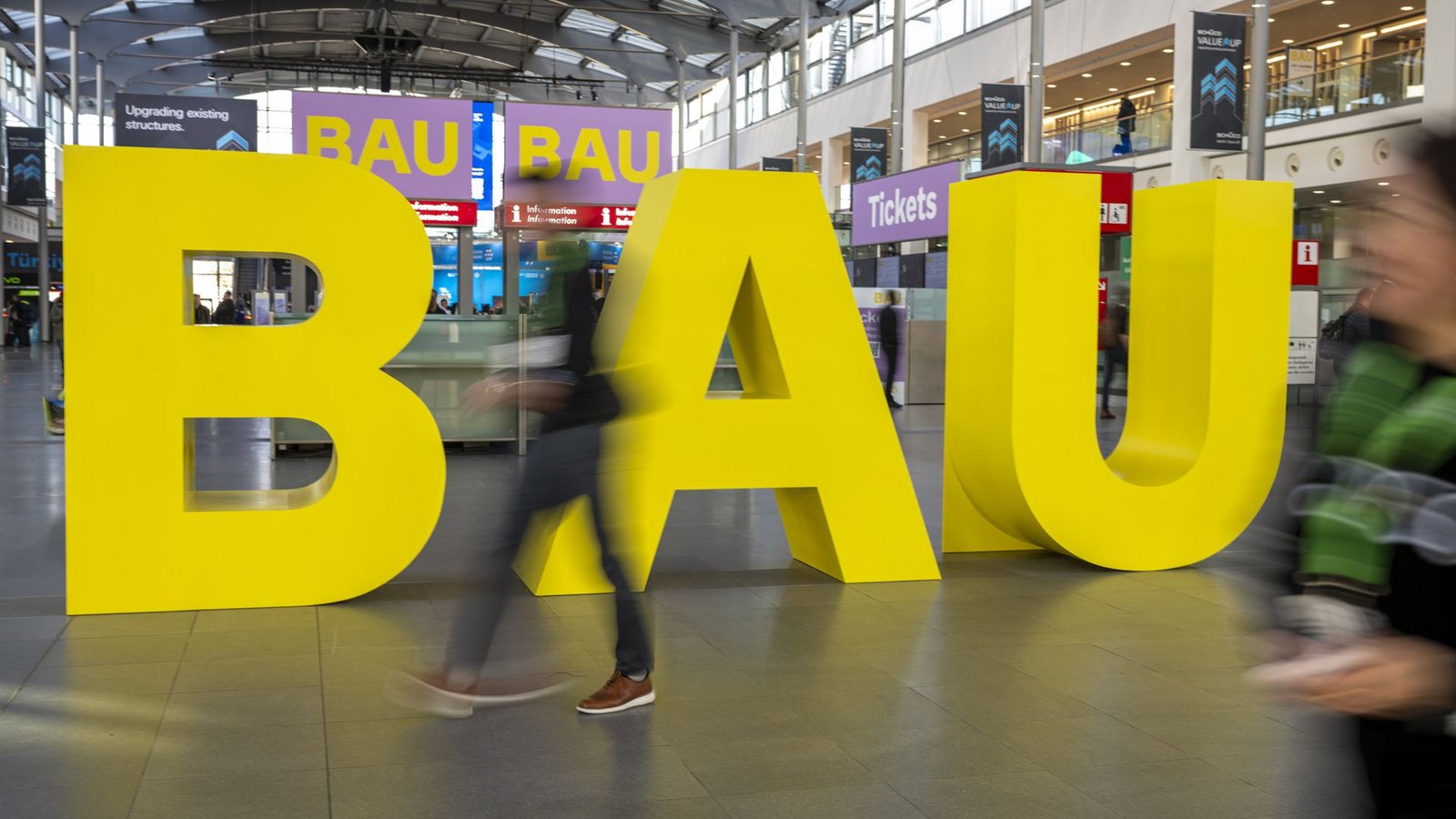 Gelbe Buchstaben stehen am Eingang der Messe „Bau 2025“.Foto: Gelbe Buchstaben stehen am Eingang der Messe „Bau 2025“.Foto: 