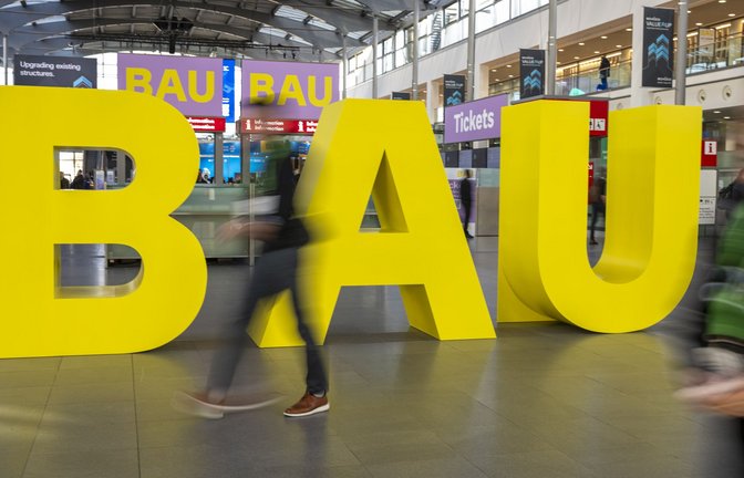 Gelbe Buchstaben stehen am Eingang der Messe „Bau 2025“.<span class='image-autor'>Foto: &nbsp;</span>