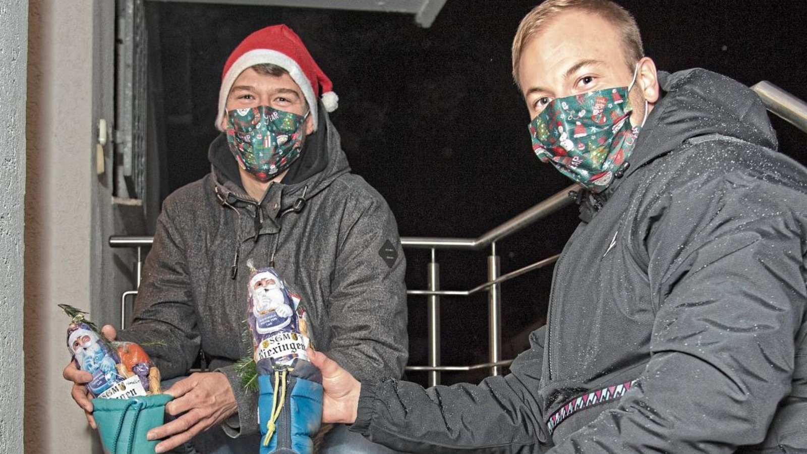 Tobias Mäule (links) und Bastian Schaar verteilen am Sonntagabend bei einer Aktion des Fußball-A-Ligisten SGM Riexingen Nikoläuse. Foto: Leitner Tobias Mäule (links) und Bastian Schaar verteilen am Sonntagabend bei einer Aktion des Fußball-A-Ligisten SGM Riexingen Nikoläuse. Foto: Leitner