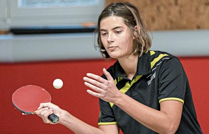Isabell Schray holt ebenso wie Vanessa Reiff in der zweiten Einzelrunde einen Sieg im hinteren Paarkreuz, was dem TSV Oberriexingen die vorentscheidende 6:4-Führung verschafft. Foto: Leitner