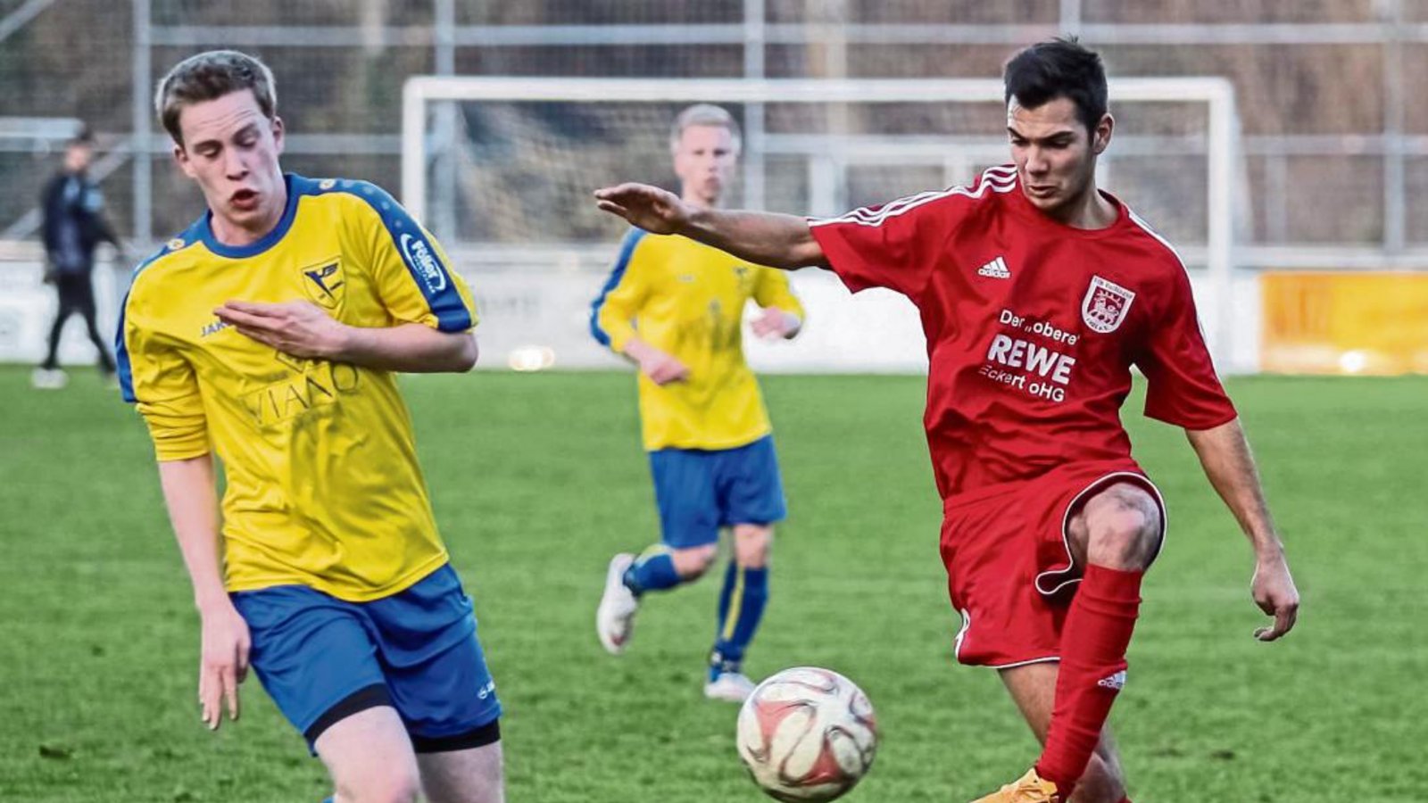 Im Spiel des VfB Vaihingen gegen die Lomersheimer Bezirksliga-Reserve setzt sich hier Rosario Belluardo gegen Thorsten Guhl durch. Durch den klaren 5:0-Sieg erobert sich die Vaihinger Mannschaft den dritten Tabellenplatz der Kreisliga B 7. Foto: Simecek Im Spiel des VfB Vaihingen gegen die Lomersheimer Bezirksliga-Reserve setzt sich hier Rosario Belluardo gegen Thorsten Guhl durch. Durch den klaren 5:0-Sieg erobert sich die Vaihinger Mannschaft den dritten Tabellenplatz der Kreisliga B 7. Foto: Simecek