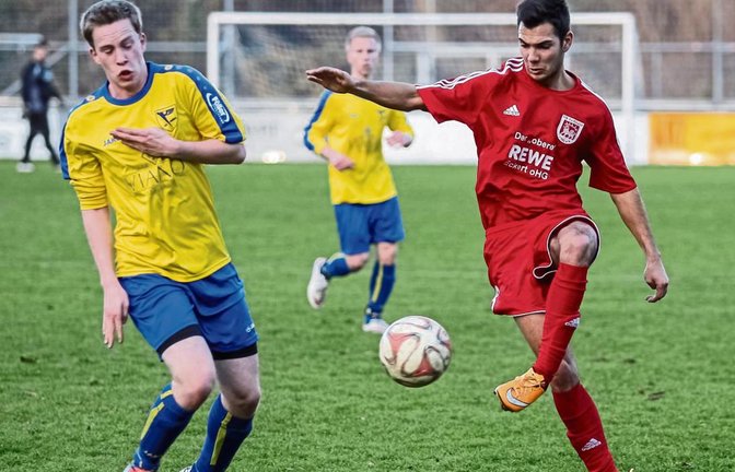 Im Spiel des VfB Vaihingen gegen die Lomersheimer Bezirksliga-Reserve setzt sich hier Rosario Belluardo gegen Thorsten Guhl durch. Durch den klaren 5:0-Sieg erobert sich die Vaihinger Mannschaft den dritten Tabellenplatz der Kreisliga B 7. Foto: Simecek
