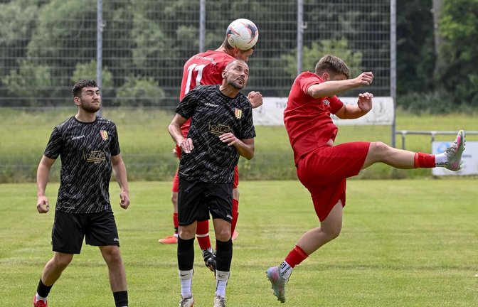 Der Enzweihinger Sven Adamovic (Mitte) behält im Kopfballduell mit den Großglattbachern Patrick Beisser und Daniel Migulla die Übersicht.