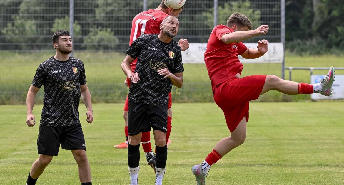 TSV Enzweihingen - TSV Großglattbach (roter Dress), 31.05.2026,   Fußball, Männer, Kreisliga A3, Enz-Murr, Saison 2025 / 2026,  Sven Adamovic  (TSV Enzweihingen, #07) kommt ebenso nicht an den Ball wie Daniel Migulla (TSV Großglattbach, #10) rechts). Dafür klärt Patrick Beisser (TSV Großglattbach, #11) 