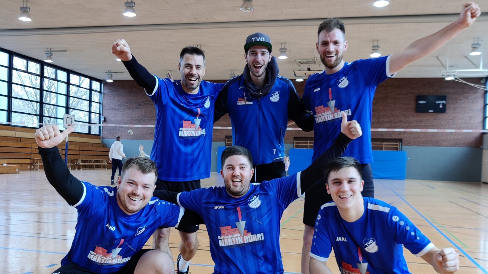 Michael Marx, Pascal Pruy, Tobias Knodel (hinten von links), Bastian Knodel, Bastian Späth und Felix Leucht feiern mit dem TV Ochsenbach die Meisterschaft. Foto: privat